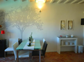 Cosy apartment with swimming pool and garden close to Volterra and S Gimignano, Gambassi Terme